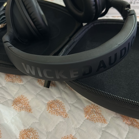 Wicked Audio Noise-Cancelling Headphones - Picture 8 of 8